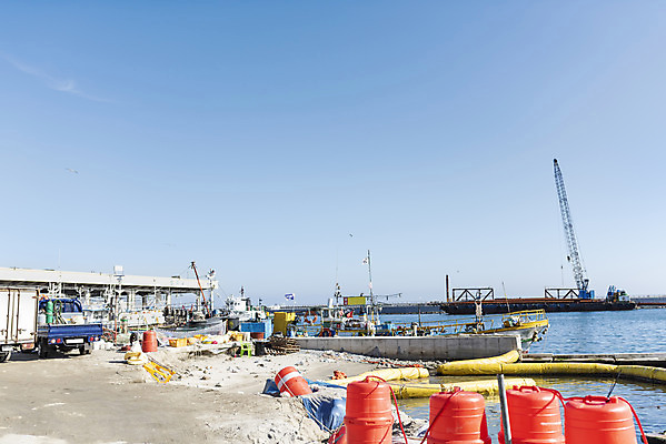 포토 JPG 주간 바다 여행 겨울 하늘 풍경 사람없음 야외 파란색 항구 중장비 컨테이너 강원도 강릉 주문진 선박 국내포토 자연요소 계절 산업 컬러 수상교통 교통시설 한국 산업장비 해수욕장 파일형식