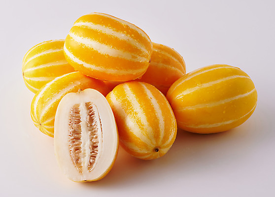 포토 JPG 스튜디오촬영 음식 과일 식재료 회색배경 실내 사람없음 노란색 여러개 슬라이스 참외 제철 제철과일 과채 국내포토 컬러 다수 백그라운드 채소 내부 회색 파일형식