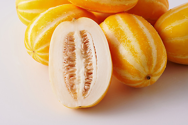 포토 JPG 스튜디오촬영 음식 과일 식재료 회색배경 실내 근접촬영 사람없음 노란색 여러개 슬라이스 참외 제철 제철과일 과채 국내포토 뷰포인트 컬러 다수 백그라운드 채소 내부 회색 파일형식