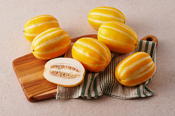 포토 JPG 스튜디오촬영 음식 과일 식재료 도마 실내 사람없음 노란색 여러개 슬라이스 참외 제철 제철과일 과채 국내포토 컬러 다수 채소 주방용품 내부 파일형식