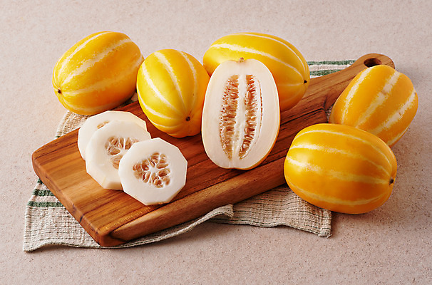 포토 JPG 스튜디오촬영 음식 조각 과일 식재료 도마 실내 사람없음 노란색 여러개 슬라이스 참외 제철 제철과일 과채 국내포토 컬러 다수 채소 주방용품 내부 파일형식