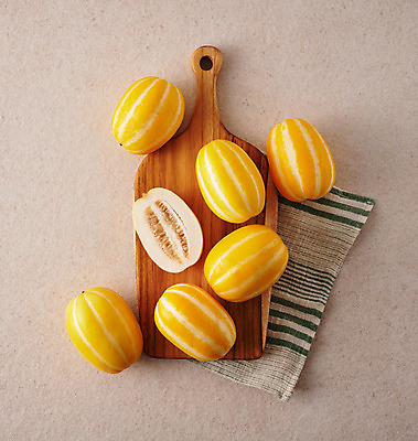 포토 JPG 스튜디오촬영 음식 과일 식재료 도마 실내 사람없음 하이앵글 노란색 여러개 슬라이스 참외 제철 제철과일 과채 국내포토 뷰포인트 컬러 다수 채소 주방용품 내부 파일형식