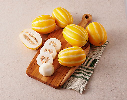 포토 JPG 스튜디오촬영 음식 조각 과일 식재료 도마 실내 사람없음 노란색 여러개 슬라이스 참외 제철 제철과일 과채 국내포토 컬러 다수 채소 주방용품 내부 파일형식