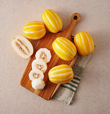 포토 JPG 스튜디오촬영 음식 조각 과일 식재료 도마 실내 사람없음 하이앵글 노란색 여러개 슬라이스 참외 제철 제철과일 과채 국내포토 뷰포인트 컬러 다수 채소 주방용품 내부 파일형식