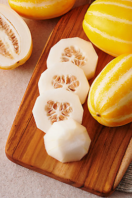 포토 JPG 스튜디오촬영 음식 조각 과일 식재료 도마 실내 사람없음 노란색 여러개 슬라이스 참외 제철 제철과일 과채 국내포토 컬러 다수 채소 주방용품 내부 파일형식