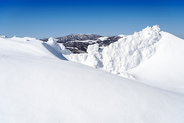 포토 JPG 주간 계절 겨울 산 사람없음 야외 설원 추위 흰색 눈 차가움 시원함 강원도 겨울산 대관령 눈내림 겨울풍경 설산 국내포토 자연요소 컬러 날씨 한국 눈_날씨 풍경 파일형식