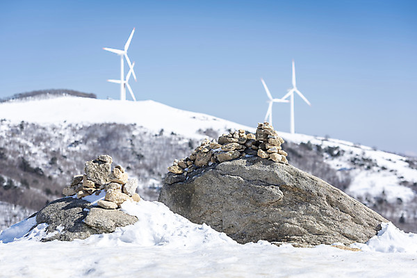 포토 JPG 주간 계절 겨울 산 사람없음 야외 설원 에너지 추위 돌_바위 흰색 눈 풍력에너지 차가움 석탑 시원함 강원도 겨울산 대관령 소원탑 눈내림 겨울풍경 국내포토 자연요소 컬러 날씨 한국 눈_날씨 풍경 탑 그린에너지 파일형식