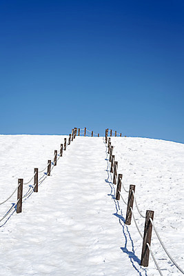 포토 JPG 주간 계절 겨울 산 안전 사람없음 야외 설원 등산 추위 흰색 눈 차가움 시원함 언덕 강원도 겨울산 대관령 등산로 눈내림 겨울풍경 국내포토 자연요소 컬러 날씨 한국 눈_날씨 풍경 트래킹 파일형식