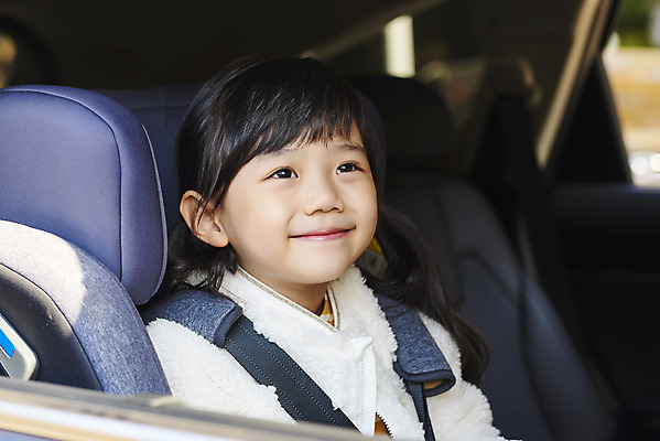 포토 JPG 라이프스타일 응시 여자 어린이 여행 가족 자동차 휴가 아웃도어 한명 미소 사람 앉기 소녀 상반신 야외 옆모습 캠핑 한국인 캠핑장 창밖 차안 카시트 소녀한명만 차박 언택트 국내포토 1 시선 육상교통 뷰포인트 의자 창문 관계 모션 레저 표정 동양인 생활 여자한명만 소녀만 파일형식