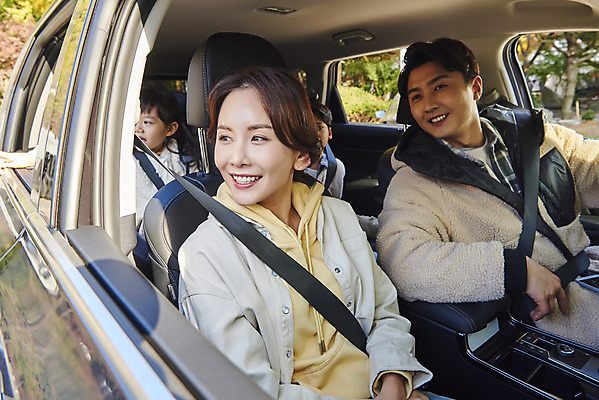 포토 JPG 라이프스타일 응시 여자 남자 딸 아들 어린이 여행 가족 자동차 엄마 휴가 아웃도어 미소 사람 소녀 소년 여러명 상반신 성인 야외 옆모습 30대 캠핑 한국인 아빠 캠핑장 창밖 차안 카시트 차박 언택트 국내포토 시선 육상교통 뷰포인트 다수 의자 창문 관계 레저 표정 동양인 생활 장년 파일형식