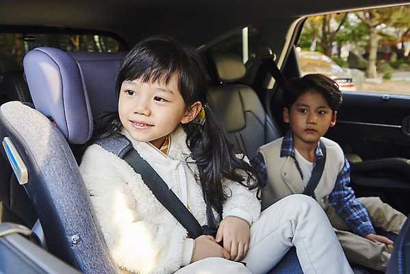 포토 JPG 라이프스타일 응시 여자 남자 어린이 여행 가족 자동차 휴가 아웃도어 사람 앉기 소녀 소년 상반신 야외 두명 옆모습 캠핑 한국인 캠핑장 창밖 차안 카시트 어린이만 차박 언택트 국내포토 시선 육상교통 뷰포인트 의자 창문 관계 모션 레저 동양인 생활 파일형식