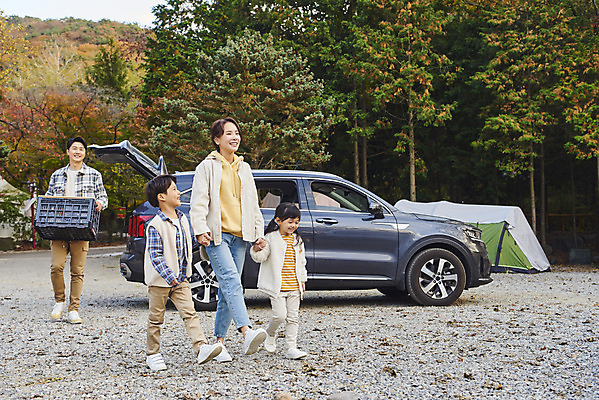 포토 JPG 전신 라이프스타일 여자 남자 딸 아들 어린이 여행 이동 가족 자동차 엄마 휴가 아웃도어 들기 사람 소녀 소년 여러명 성인 야외 앞모습 옆모습 30대 걷기 손잡기 캠핑 한국인 짐 아빠 캠핑장 차박 언택트 국내포토 육상교통 뷰포인트 다수 컨셉 관계 모션 레저 동양인 생활 장년 파일형식
