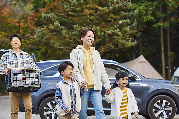 포토 JPG 라이프스타일 여자 남자 딸 아들 어린이 여행 이동 가족 자동차 엄마 휴가 아웃도어 서기 들기 사람 소녀 소년 여러명 상반신 성인 야외 앞모습 옆모습 30대 걷기 손잡기 캠핑 한국인 짐 아빠 캠핑장 차박 언택트 국내포토 육상교통 뷰포인트 다수 컨셉 관계 모션 레저 동양인 생활 장년 파일형식