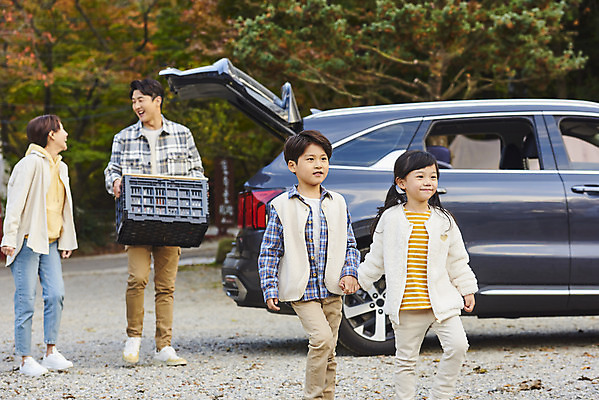 포토 JPG 전신 라이프스타일 여자 남자 딸 아들 어린이 여행 이동 가족 자동차 엄마 휴가 아웃도어 대화 서기 들기 사람 소녀 소년 여러명 상반신 성인 야외 앞모습 옆모습 30대 걷기 손잡기 캠핑 한국인 짐 아빠 차박 언택트 국내포토 육상교통 뷰포인트 다수 컨셉 관계 모션 레저 말하기 동양인 생활 장년 파일형식