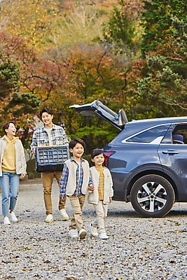 포토 JPG 전신 라이프스타일 여자 남자 딸 아들 어린이 여행 이동 가족 자동차 엄마 휴가 아웃도어 서기 미소 들기 사람 소녀 소년 여러명 성인 야외 앞모습 옆모습 30대 손잡기 캠핑 한국인 짐 아빠 캠핑장 차박 언택트 국내포토 육상교통 뷰포인트 다수 컨셉 관계 모션 레저 표정 동양인 생활 장년 파일형식