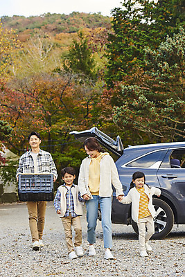 포토 JPG 전신 라이프스타일 여자 남자 딸 아들 어린이 여행 이동 가족 자동차 엄마 휴가 아웃도어 들기 사람 소녀 소년 여러명 성인 야외 앞모습 30대 걷기 손잡기 캠핑 한국인 짐 아빠 캠핑장 차박 언택트 국내포토 육상교통 뷰포인트 다수 컨셉 관계 모션 레저 동양인 생활 장년 파일형식