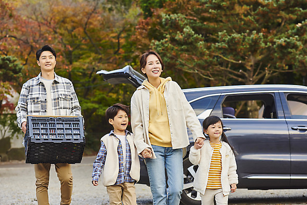 포토 JPG 라이프스타일 여자 남자 딸 아들 어린이 여행 이동 가족 자동차 엄마 휴가 아웃도어 미소 들기 사람 소녀 소년 여러명 상반신 성인 야외 앞모습 30대 걷기 손잡기 캠핑 한국인 아빠 캠핑장 차박 언택트 국내포토 육상교통 뷰포인트 다수 컨셉 관계 모션 레저 표정 동양인 생활 장년 파일형식