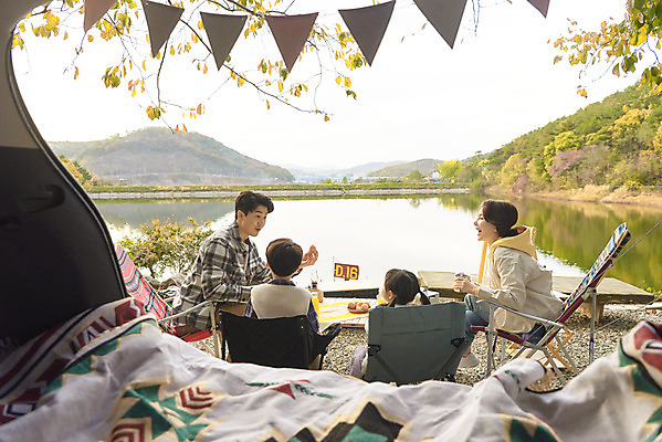 포토 JPG 라이프스타일 여자 남자 딸 아들 어린이 여행 의자 가족 자동차 탁자 엄마 휴가 아웃도어 사람 앉기 소녀 소년 여러명 상반신 성인 야외 옆모습 뒷모습 30대 캠핑 한국인 저수지 아빠 캠핑장 가랜드 차박 캠핑의자 언택트 국내포토 육상교통 뷰포인트 가구 다수 관계 모션 레저 캠핑도구 동양인 생활 장년 파티용품 파일형식