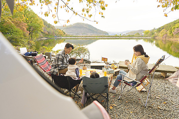 포토 JPG 전신 라이프스타일 여자 남자 딸 아들 어린이 여행 의자 가족 자동차 탁자 엄마 휴가 아웃도어 들기 사람 소녀 소년 여러명 상반신 성인 야외 옆모습 뒷모습 30대 캠핑 한국인 저수지 아빠 캠핑장 가랜드 차박 캠핑의자 언택트 국내포토 육상교통 뷰포인트 가구 다수 관계 모션 레저 캠핑도구 동양인 생활 장년 파티용품 파일형식