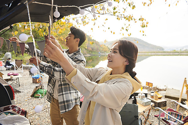 포토 JPG 라이프스타일 부부 커플 여자 남자 여행 의자 가족 자동차 탁자 휴가 아웃도어 서기 들기 사람 상반신 성인 야외 두명 옆모습 30대 캠핑 한국인 저수지 캠핑장 준비 가랜드 성인만 차박 캠핑의자 언택트 국내포토 육상교통 뷰포인트 가구 관계 모션 레저 캠핑도구 동양인 생활 장년 파티용품 파일형식