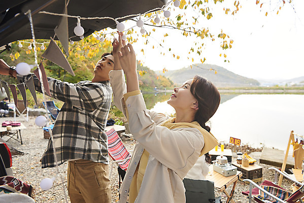 포토 JPG 라이프스타일 부부 커플 여자 남자 여행 의자 가족 자동차 탁자 휴가 아웃도어 서기 사람 상반신 성인 야외 두명 옆모습 30대 캠핑 한국인 저수지 캠핑장 준비 가랜드 성인만 차박 캠핑의자 언택트 국내포토 육상교통 뷰포인트 가구 관계 모션 레저 캠핑도구 동양인 생활 장년 파티용품 파일형식