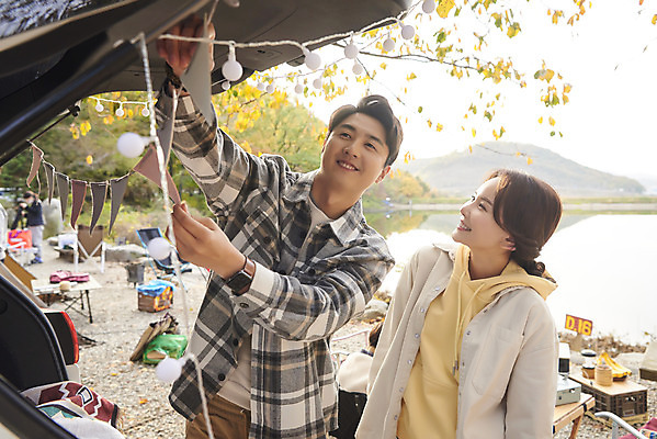 포토 JPG 라이프스타일 부부 커플 응시 여자 남자 여행 의자 가족 자동차 탁자 휴가 아웃도어 서기 미소 들기 사람 상반신 성인 야외 두명 앞모습 옆모습 30대 캠핑 한국인 저수지 캠핑장 준비 가랜드 성인만 차박 캠핑의자 언택트 국내포토 시선 육상교통 뷰포인트 가구 관계 모션 레저 표정 캠핑도구 동양인 생활 장년 파티용품 파일형식