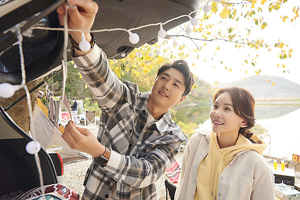 포토 JPG 라이프스타일 부부 커플 응시 여자 남자 여행 의자 가족 자동차 탁자 휴가 아웃도어 서기 사람 상반신 성인 야외 두명 앞모습 옆모습 30대 캠핑 한국인 저수지 캠핑장 준비 손뻗기 가랜드 성인만 차박 캠핑의자 언택트 국내포토 시선 육상교통 뷰포인트 가구 관계 모션 레저 캠핑도구 동양인 생활 장년 파티용품 파일형식