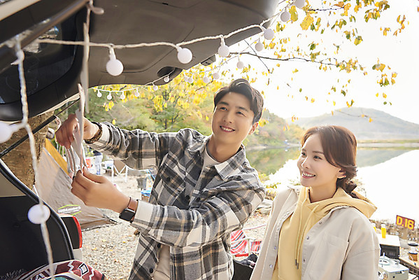 포토 JPG 라이프스타일 부부 커플 여자 남자 여행 의자 가족 자동차 탁자 휴가 아웃도어 서기 미소 사람 상반신 성인 야외 두명 옆모습 30대 캠핑 한국인 저수지 잡기 캠핑장 준비 가랜드 성인만 차박 캠핑의자 언택트 국내포토 육상교통 뷰포인트 가구 관계 모션 레저 표정 캠핑도구 동양인 생활 장년 파티용품 파일형식