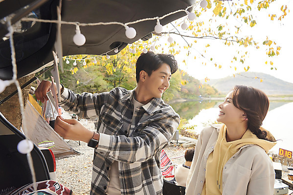 포토 JPG 라이프스타일 부부 커플 여자 남자 여행 의자 가족 자동차 탁자 휴가 아웃도어 서기 미소 사람 상반신 성인 야외 두명 옆모습 30대 마주보기 캠핑 한국인 저수지 잡기 캠핑장 가랜드 성인만 차박 캠핑의자 언택트 국내포토 육상교통 뷰포인트 가구 관계 모션 레저 표정 캠핑도구 동양인 생활 장년 파티용품 파일형식