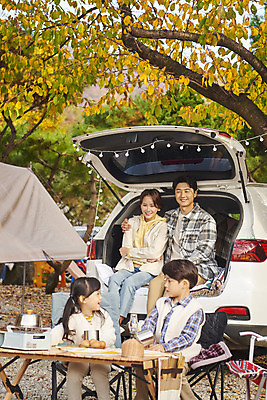 포토 JPG 라이프스타일 응시 여자 남자 딸 아들 어린이 여행 의자 가족 자동차 탁자 엄마 휴가 아웃도어 사람 앉기 소녀 소년 여러명 상반신 성인 야외 앞모습 옆모습 30대 마주보기 캠핑 한국인 아빠 캠핑장 가랜드 자동차트렁크 어깨에손 차박 캠핑의자 언택트 국내포토 시선 육상교통 뷰포인트 가구 다수 관계 모션 레저 캠핑도구 동양인 생활 장년 파티용품 파일형식