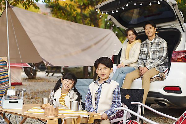 포토 JPG 라이프스타일 응시 여자 남자 딸 아들 어린이 여행 의자 가족 자동차 탁자 엄마 휴가 아웃도어 사람 앉기 소녀 소년 여러명 상반신 성인 야외 앞모습 옆모습 30대 캠핑 한국인 아빠 캠핑장 가랜드 자동차트렁크 차박 캠핑의자 언택트 국내포토 시선 육상교통 뷰포인트 가구 다수 관계 모션 레저 캠핑도구 동양인 생활 장년 파티용품 파일형식