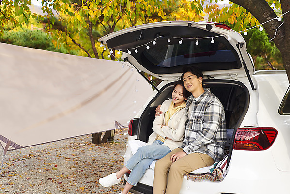 포토 JPG 전신 라이프스타일 부부 커플 여자 남자 여행 가족 자동차 휴가 아웃도어 사람 앉기 상반신 성인 야외 두명 옆모습 30대 기댐 캠핑 한국인 캠핑장 가랜드 자동차트렁크 성인만 어깨에손 차박 언택트 국내포토 육상교통 뷰포인트 관계 모션 레저 동양인 생활 장년 파티용품 파일형식