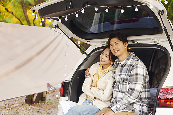 포토 JPG 라이프스타일 부부 커플 응시 여자 남자 여행 가족 자동차 휴가 아웃도어 미소 사람 앉기 상반신 성인 야외 두명 옆모습 30대 기댐 캠핑 한국인 캠핑장 가랜드 자동차트렁크 성인만 어깨에손 차박 언택트 국내포토 시선 육상교통 뷰포인트 관계 모션 레저 표정 동양인 생활 장년 파티용품 파일형식