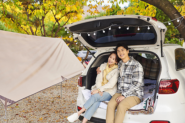 포토 JPG 전신 라이프스타일 부부 커플 여자 남자 여행 가족 자동차 휴가 아웃도어 미소 사람 앉기 상반신 성인 야외 두명 옆모습 30대 기댐 캠핑 한국인 캠핑장 가랜드 자동차트렁크 성인만 어깨에손 차박 언택트 국내포토 육상교통 뷰포인트 관계 모션 레저 표정 동양인 생활 장년 파티용품 파일형식
