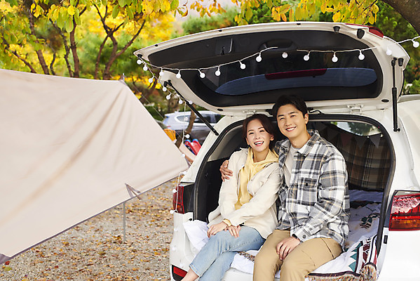 포토 JPG 라이프스타일 부부 커플 응시 여자 남자 여행 가족 자동차 휴가 아웃도어 미소 사람 앉기 상반신 성인 야외 두명 옆모습 30대 캠핑 한국인 캠핑장 가랜드 자동차트렁크 성인만 어깨에손 차박 언택트 국내포토 시선 육상교통 뷰포인트 관계 모션 레저 표정 동양인 생활 장년 파티용품 파일형식