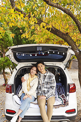 포토 JPG 라이프스타일 부부 커플 여자 남자 여행 가족 포옹 자동차 휴가 아웃도어 사람 앉기 상반신 성인 야외 두명 앞모습 30대 캠핑 한국인 캠핑장 가랜드 자동차트렁크 성인만 어깨에손 차박 언택트 국내포토 육상교통 뷰포인트 관계 안기 모션 레저 동양인 생활 장년 파티용품 파일형식