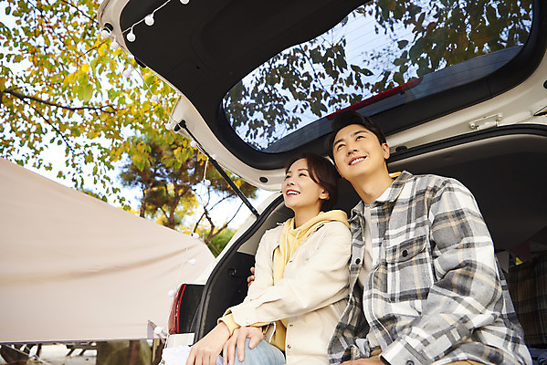 포토 JPG 라이프스타일 부부 커플 여자 남자 로우앵글 여행 가족 자동차 휴가 아웃도어 미소 사람 앉기 상반신 성인 야외 두명 옆모습 30대 기댐 캠핑 한국인 캠핑장 가랜드 자동차트렁크 성인만 차박 언택트 국내포토 육상교통 뷰포인트 관계 모션 레저 표정 동양인 생활 장년 파티용품 파일형식