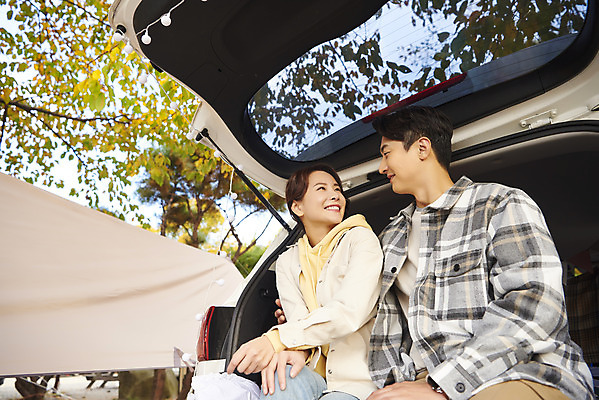 포토 JPG 라이프스타일 부부 커플 여자 남자 로우앵글 여행 가족 자동차 휴가 아웃도어 미소 사람 앉기 상반신 성인 야외 두명 옆모습 30대 마주보기 캠핑 한국인 캠핑장 가랜드 자동차트렁크 성인만 차박 언택트 국내포토 육상교통 뷰포인트 관계 모션 레저 표정 동양인 생활 장년 파티용품 파일형식