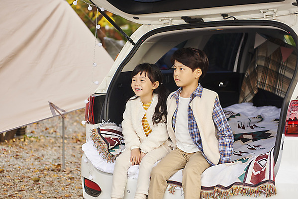 포토 JPG 라이프스타일 응시 여자 남자 어린이 여행 가족 자동차 휴가 아웃도어 미소 사람 앉기 소녀 소년 상반신 야외 두명 옆모습 캠핑 한국인 캠핑장 가랜드 자동차트렁크 어린이만 차박 언택트 국내포토 시선 육상교통 뷰포인트 관계 모션 레저 표정 동양인 생활 파티용품 파일형식