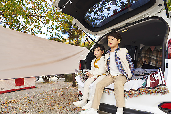 포토 JPG 전신 라이프스타일 여자 남자 어린이 여행 가족 자동차 휴가 아웃도어 미소 사람 앉기 소녀 소년 상반신 야외 두명 옆모습 캠핑 한국인 캠핑장 가랜드 자동차트렁크 어린이만 차박 언택트 국내포토 육상교통 뷰포인트 관계 모션 레저 표정 동양인 생활 파티용품 파일형식