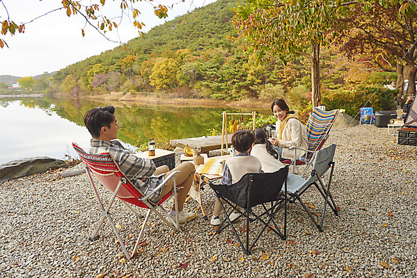 포토 JPG 전신 라이프스타일 여자 남자 딸 아들 어린이 여행 의자 가족 탁자 엄마 휴가 아웃도어 미소 사람 앉기 소녀 소년 여러명 성인 야외 옆모습 뒷모습 30대 캠핑 한국인 저수지 아빠 캠핑장 차박 캠핑의자 언택트 국내포토 뷰포인트 가구 다수 관계 모션 레저 표정 캠핑도구 동양인 생활 장년 파일형식