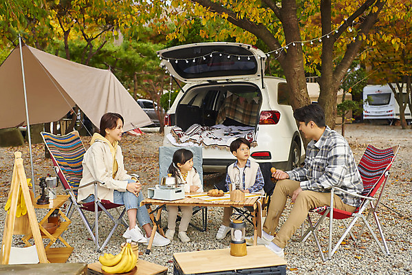 포토 JPG 전신 라이프스타일 응시 여자 남자 딸 아들 어린이 여행 의자 가족 자동차 탁자 엄마 휴가 아웃도어 사람 앉기 소녀 소년 여러명 성인 야외 앞모습 옆모습 30대 캠핑 한국인 아빠 캠핑장 가랜드 차박 캠핑의자 언택트 국내포토 시선 육상교통 뷰포인트 가구 다수 관계 모션 레저 캠핑도구 동양인 생활 장년 파티용품 파일형식