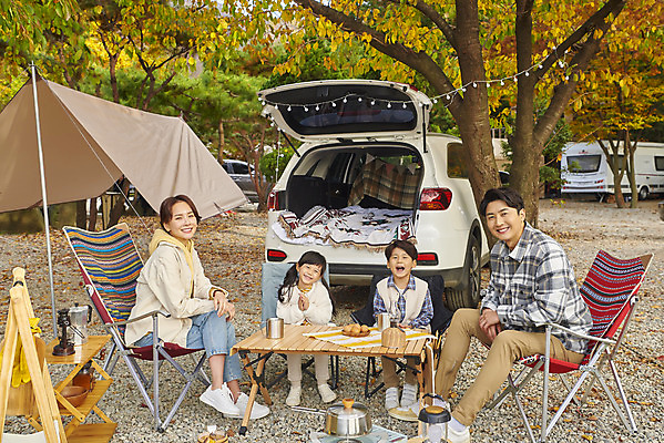 포토 JPG 전신 라이프스타일 여자 남자 딸 아들 어린이 여행 의자 가족 자동차 탁자 엄마 휴가 아웃도어 미소 사람 앉기 소녀 소년 여러명 성인 야외 앞모습 옆모습 30대 캠핑 한국인 아빠 캠핑장 가랜드 자동차트렁크 차박 캠핑의자 언택트 국내포토 육상교통 뷰포인트 가구 다수 관계 모션 레저 표정 캠핑도구 동양인 생활 장년 파티용품 파일형식