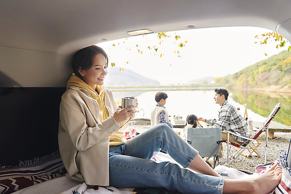 포토 JPG 전신 라이프스타일 여자 남자 딸 아들 어린이 여행 의자 가족 자동차 탁자 엄마 휴가 아웃도어 들기 사람 앉기 소녀 소년 여러명 상반신 성인 야외 옆모습 뒷모습 컵 30대 캠핑 한국인 저수지 아빠 캠핑장 가랜드 자동차트렁크 차박 캠핑의자 언택트 국내포토 식기 육상교통 뷰포인트 가구 다수 관계 모션 레저 캠핑도구 동양인 생활 장년 파티용품 파일형식