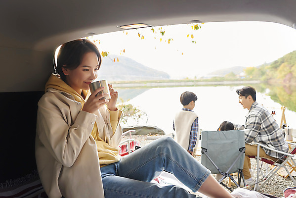 포토 JPG 전신 라이프스타일 여자 남자 딸 아들 어린이 여행 의자 가족 자동차 탁자 엄마 휴가 아웃도어 들기 사람 앉기 소녀 소년 여러명 상반신 성인 야외 옆모습 뒷모습 컵 30대 캠핑 한국인 마시기 저수지 아빠 캠핑장 가랜드 자동차트렁크 차박 캠핑의자 언택트 국내포토 식기 육상교통 뷰포인트 가구 다수 관계 모션 레저 캠핑도구 동양인 생활 장년 파티용품 파일형식