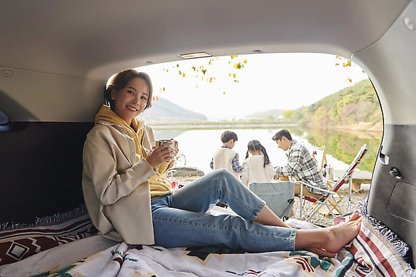 포토 JPG 전신 라이프스타일 응시 여자 남자 딸 아들 어린이 여행 의자 가족 자동차 탁자 엄마 휴가 아웃도어 미소 들기 사람 앉기 소녀 소년 여러명 상반신 성인 야외 옆모습 뒷모습 컵 30대 캠핑 한국인 저수지 아빠 캠핑장 가랜드 자동차트렁크 차박 캠핑의자 언택트 국내포토 식기 시선 육상교통 뷰포인트 가구 다수 관계 모션 레저 표정 캠핑도구 동양인 생활 장년 파티용품 파일형식