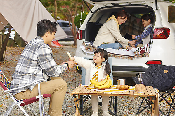 포토 JPG 전신 라이프스타일 여자 남자 딸 아들 어린이 여행 의자 가족 자동차 탁자 엄마 휴가 바나나 아웃도어 들기 사람 앉기 소녀 소년 여러명 상반신 성인 야외 옆모습 30대 캠핑 한국인 아빠 캠핑장 즐거움 가랜드 자동차트렁크 차박 캠핑의자 언택트 국내포토 감정 육상교통 뷰포인트 가구 다수 과일 관계 모션 레저 캠핑도구 동양인 생활 장년 파티용품 파일형식