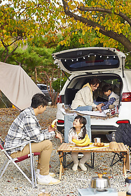 포토 JPG 전신 라이프스타일 응시 여자 남자 딸 아들 어린이 여행 의자 가족 자동차 탁자 엄마 휴가 아웃도어 미소 들기 사람 앉기 소녀 소년 여러명 상반신 성인 야외 옆모습 30대 캠핑 한국인 아빠 캠핑장 가랜드 자동차트렁크 차박 캠핑의자 언택트 국내포토 시선 육상교통 뷰포인트 가구 다수 관계 모션 레저 표정 캠핑도구 동양인 생활 장년 파티용품 파일형식