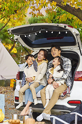 포토 JPG 전신 라이프스타일 응시 여자 남자 딸 아들 어린이 여행 의자 가족 안기 자동차 탁자 엄마 휴가 아웃도어 웃음 사람 앉기 소녀 소년 여러명 성인 야외 옆모습 30대 캠핑 한국인 가리킴 아빠 캠핑장 가랜드 자동차트렁크 차박 캠핑의자 언택트 국내포토 시선 육상교통 뷰포인트 가구 다수 관계 모션 레저 표정 캠핑도구 동양인 손짓 생활 장년 파티용품 파일형식