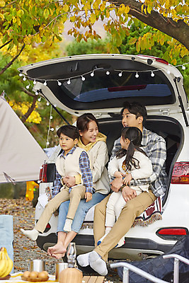 포토 JPG 전신 라이프스타일 여자 남자 딸 아들 어린이 여행 의자 가족 안기 자동차 탁자 엄마 휴가 아웃도어 미소 사람 앉기 소녀 소년 여러명 성인 야외 옆모습 30대 마주보기 캠핑 한국인 아빠 캠핑장 가랜드 자동차트렁크 차박 캠핑의자 언택트 국내포토 육상교통 뷰포인트 가구 다수 관계 모션 레저 표정 캠핑도구 동양인 생활 장년 파티용품 파일형식